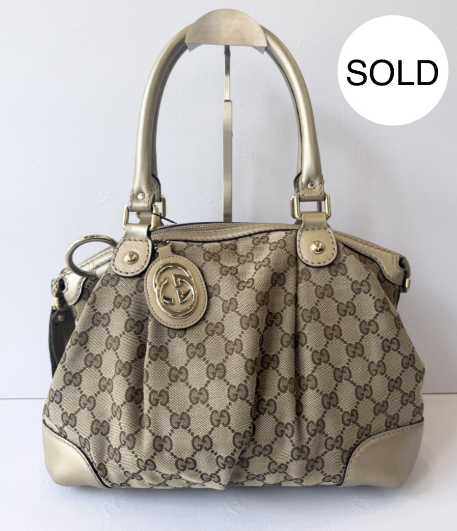 GUCCI BEIGE/GG CANVAS SUKEY TOP HANDLE BAG